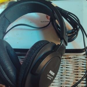 Philips Closed Back Stereo Headphones NWOT